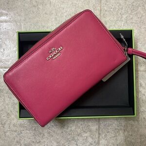 NEW Coach Hand Wallet (Real)